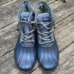 Sperry Saltwater Quilted Duck Boot Navy/Gray Sz 8